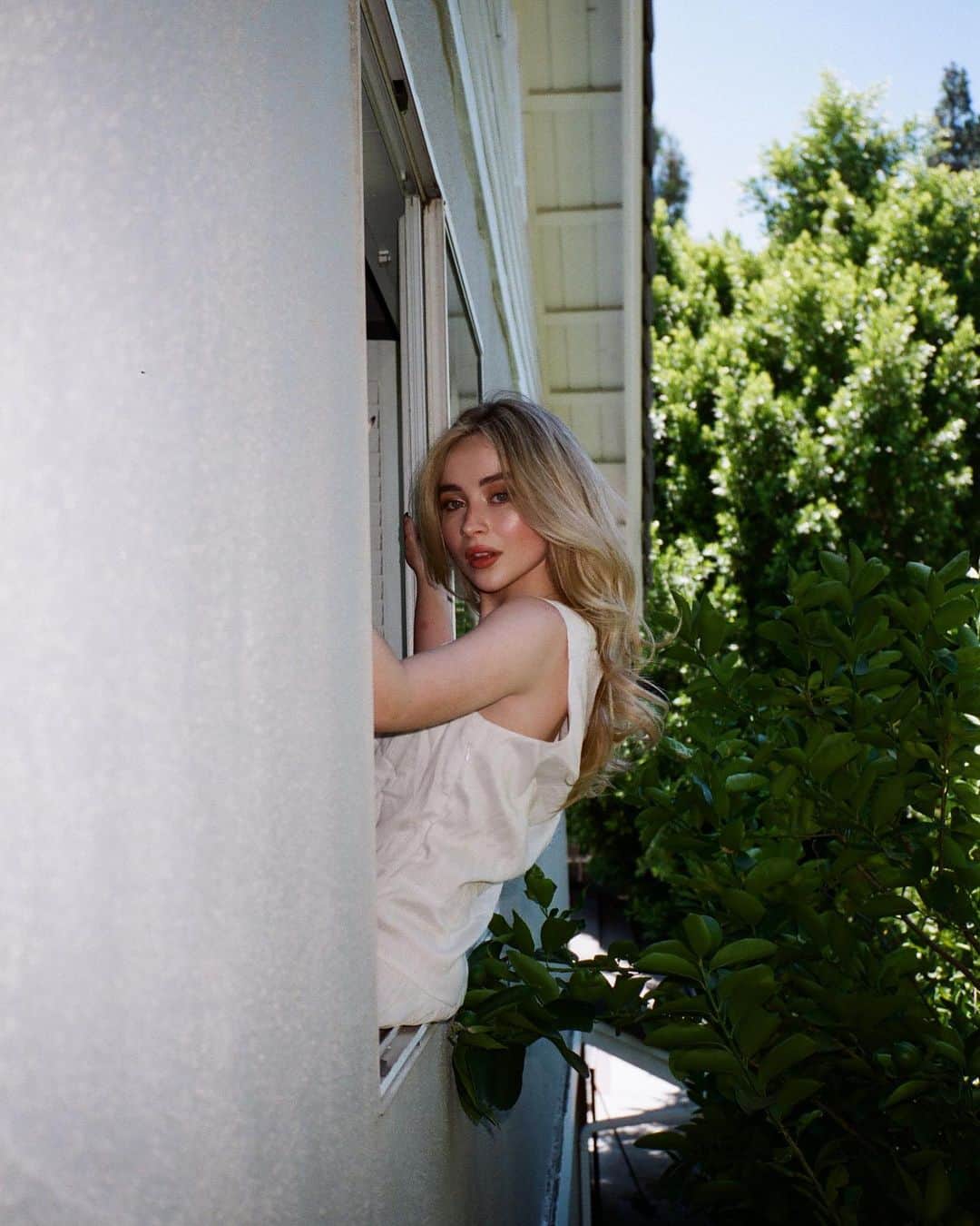 サブリナ・カーペンターのインスタグラム：「oh noo i hope i don’t fall」