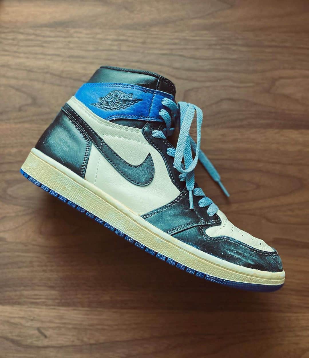 小川哲史のインスタグラム：「DIY CUSTOM ⚙  ビンテージカスタムにチャレンジしてみました💡 テーマは “irregular fragment AJ1” って事で黒青配色ミスにペイントしてビンテージ加工をしてみました。 初回にしてまずまずかな😅  #airjordan1 #kicks #sneakers #custom」