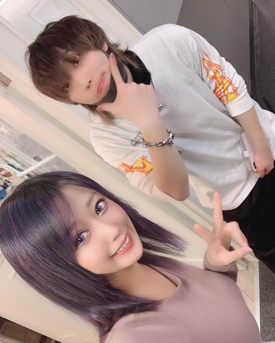 若月雅のインスタグラム：「カラーしてもらったあ✨✨ 最近紫ブーム💜 ありがとうございました😊✨ . . @factory5_matsumoto  . #パープルカラー  #ヘアカラー #美容院　#派手髪 #グラデーションカラー  #purple #haircolor  #salon #osaka」