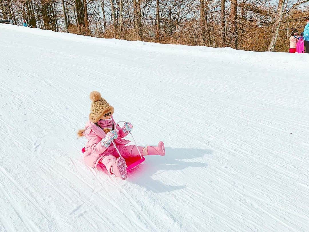 Qoo Bee Littleのインスタグラム：「⛄️軽井沢⛄️③ 🛷ソリ楽しそっ💗 私も滑ってみたけどちょっと怖かった😂  #軽井沢 #軽井沢スノーパーク #プレジデントリゾート軽井沢」