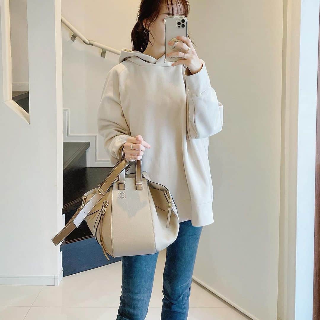 乙黒えりのインスタグラム：「週末はカフェで オーツミルクラテ テイクアウト♡ プチリフレッシュ  パンもどれもお美味しい♡  このフーディ裏起毛であったかいのよ〜 . #tops @milaowen_official  #denim @uniqlo_jp  #bag @loewe  . 久しぶりにキッチンの上のもの全部どかして掃除したら主人が「うち広くなった気がする」って😂 どんだけいつもごちゃごちゃやねん！  つい物を置いちゃうし ずっと家にいるからまあいいかの癖がついちゃった。  #エセ整理収納アドバイザー #自分ができてないw #キッチンリセット部 #乙黒部活やめるってよ #って感じでしたがギリ復活 #以後気をつけます #よく見るとどこかにS字フック #S時フックを探せ」