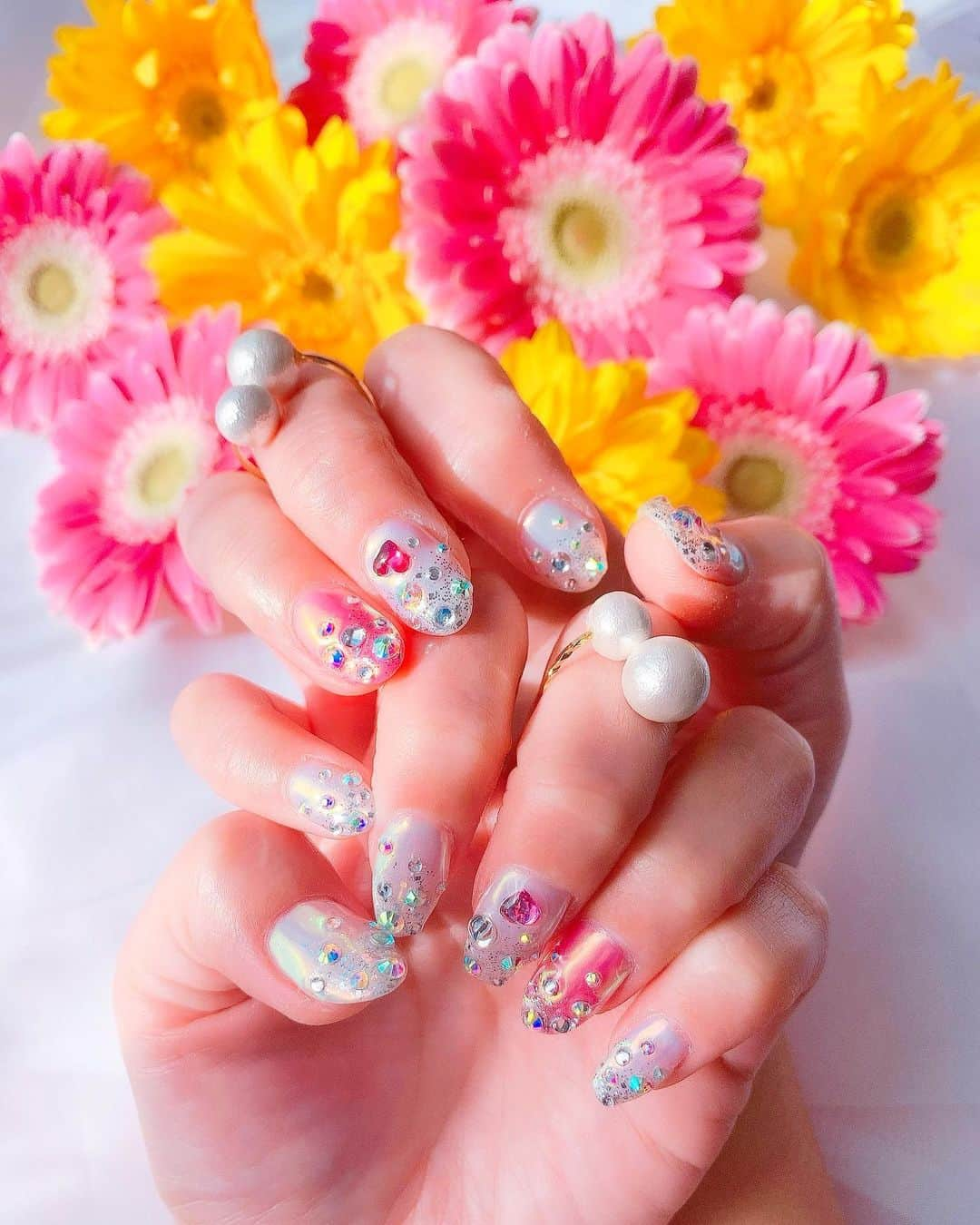 mii_stagramさんのインスタグラム写真 - (mii_stagramInstagram)「💅💎✨ お気に入りのパールリングは @florist_zozotown  イヤーカフにもなって可愛いの💕 まだまだパールブームが続いてる✨✨ . 少し前トータルビューティーサロン @selfish_4281 さんで ネイルチェンジして来ました💅💗  ベースはホワイトのミラーネイル 薬指だけ差し色にほんのりピンク ラメにキラキラのラインストーン 最後に思い付きでハート♡乗せてもらったら最高に可愛い♥️  技術も素晴らしくて いつも想像以上に可愛くしてくれて 大満足です🙌🏼✨✨  駅近だけどこの辺りは大型駐車場も多く 最大時間500円とワンコイン✨ ハンドネイルの施術時間なら 駐車料金が驚きの300円だよ👌(¥[]¥) 車で来られる方ご参考に❣️❣️  ✩ ⋆ ✩ ⋆ ✩ ⋆ ✩ ⋆ ✩﻿ ⋆ ✩ ⋆ ✩﻿ 脱毛、ホワイトニング、光フェイシャル、 ハイフetc…… 他にもメニューが沢山♡ @selfish_4281  アカウントからHot pepper beauty お得なクーポンcheckしてみてね✅  . 🗾 埼玉県越谷市越ヶ谷１－12－４福田ビル１F 🔎🔍 https://beauty.hotpepper.jp/kr/slnH000470504/  . #バッグはflorist  #指輪#リング#パール #selfish越谷 #pr  #越谷#越谷サロン#newnail #nail#handnail#ネイルサロン#サロン#ハンドネイル#フットネイル#ニューネイル#ネイルアート #ラインストーン#ネイル好きな人と繋がりたい #ジェルネイル#定額ネイル#ミラーネイル#ネイルアート#美容#おしゃれさんと繋がりたい #美容好きな人と繋がりたい #手元くら部 #手元倶楽部 #手元コーデ #ガーベラ  ✩ ⋆ ✩ ⋆ ✩ ⋆ ✩ ⋆ ✩﻿ ⋆ ✩ ⋆ ✩﻿ 見て下さった方(*´︶`*)♡Thanks!🍀*゜」1月31日 9時40分 - miyuki.0419.karemari