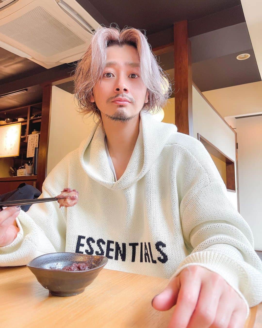 加代憲康のインスタグラム：「お餅は昔から大好きです！ もちがめっちゃ食べれるお店でした。  機械を使わないからモチモチでした！ もちづくしっていうメニューにしたからいろんな種類のお餅を食べれました！  めっちゃ混んでた！30分は並んだかなぁ。 コロナ対策してたから混雑はしてなかったです！ 外に並ぶこともあるから暖かい格好をお勧めします！  店内はゆったりな感じなのでゆっくり食べれました！  モーニングもやってるから今度はモーニング餅も行ってみたい！」