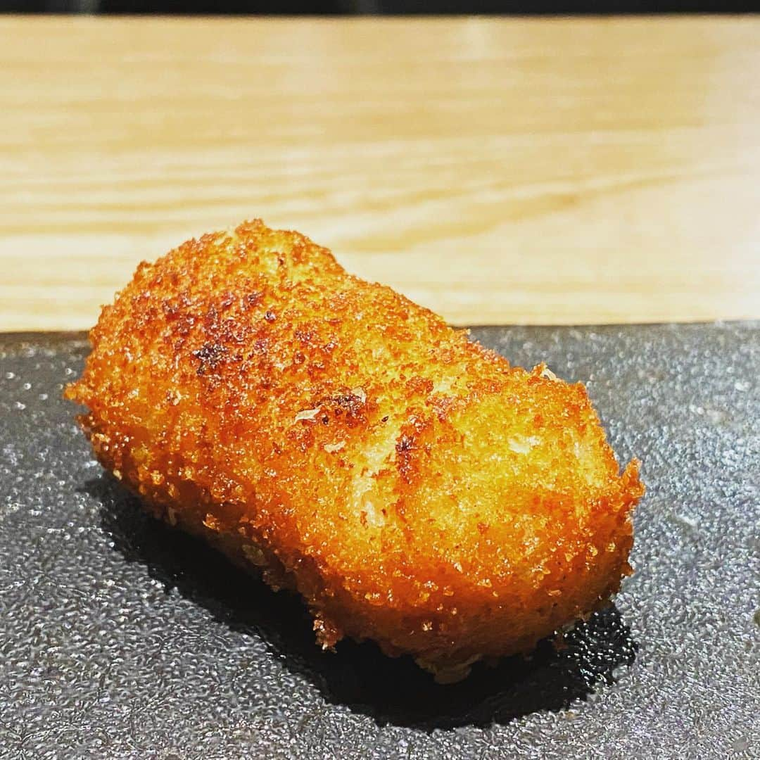 田辺晋太郎さんのインスタグラム写真 - (田辺晋太郎Instagram)「【焼鶏ひらこの進化は止まる事を知らない！！】  #西麻布 にある #焼鶏ひらこ。 #宮崎県 #小林市 で #飛来幸地鶏 を生産している高岩誠氏自ら さまざまな #鳥料理 を出してくれるのだが、料理によっては #地鶏 でなくあえてブロイラーを使い、より美味しく仕上げるその料理のアイデア、技法がどんどん進化し続けている。  特に今回素晴らしかったのはこの #チキンカツサンド。  冷めた状態の方が更に美味しく感じられる品で、一口目よりも二口目、三口目の方がより美味しくなる魔性の味わい。  しめのそぼろご飯ははっきり言ってそこまで期待してなかったのに茶碗をおく暇もなく一気に流し込む事態。 #うどん の出汁の旨さは優しく、朝ごはんに食べたくなる味わい。  #よだれ鶏 は専門店のそれを凌駕する味わいで、何故ここまで全てが日々進化していけるのか尊敬しかない。  2021年の高岩劇場にも期待したい。  #肉マイスター #田辺晋太郎 #肉 #instafood #foodstagram #foodporn #foodphotography #foodie #foodpics #foodlover #foodies #foodblogger #meat #meatrip #meatlover」1月31日 9時46分 - meat_meister_tanabe_shintaro