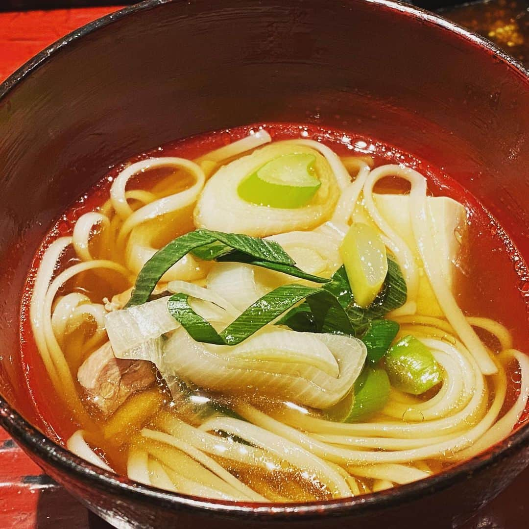 田辺晋太郎さんのインスタグラム写真 - (田辺晋太郎Instagram)「【焼鶏ひらこの進化は止まる事を知らない！！】  #西麻布 にある #焼鶏ひらこ。 #宮崎県 #小林市 で #飛来幸地鶏 を生産している高岩誠氏自ら さまざまな #鳥料理 を出してくれるのだが、料理によっては #地鶏 でなくあえてブロイラーを使い、より美味しく仕上げるその料理のアイデア、技法がどんどん進化し続けている。  特に今回素晴らしかったのはこの #チキンカツサンド。  冷めた状態の方が更に美味しく感じられる品で、一口目よりも二口目、三口目の方がより美味しくなる魔性の味わい。  しめのそぼろご飯ははっきり言ってそこまで期待してなかったのに茶碗をおく暇もなく一気に流し込む事態。 #うどん の出汁の旨さは優しく、朝ごはんに食べたくなる味わい。  #よだれ鶏 は専門店のそれを凌駕する味わいで、何故ここまで全てが日々進化していけるのか尊敬しかない。  2021年の高岩劇場にも期待したい。  #肉マイスター #田辺晋太郎 #肉 #instafood #foodstagram #foodporn #foodphotography #foodie #foodpics #foodlover #foodies #foodblogger #meat #meatrip #meatlover」1月31日 9時46分 - meat_meister_tanabe_shintaro