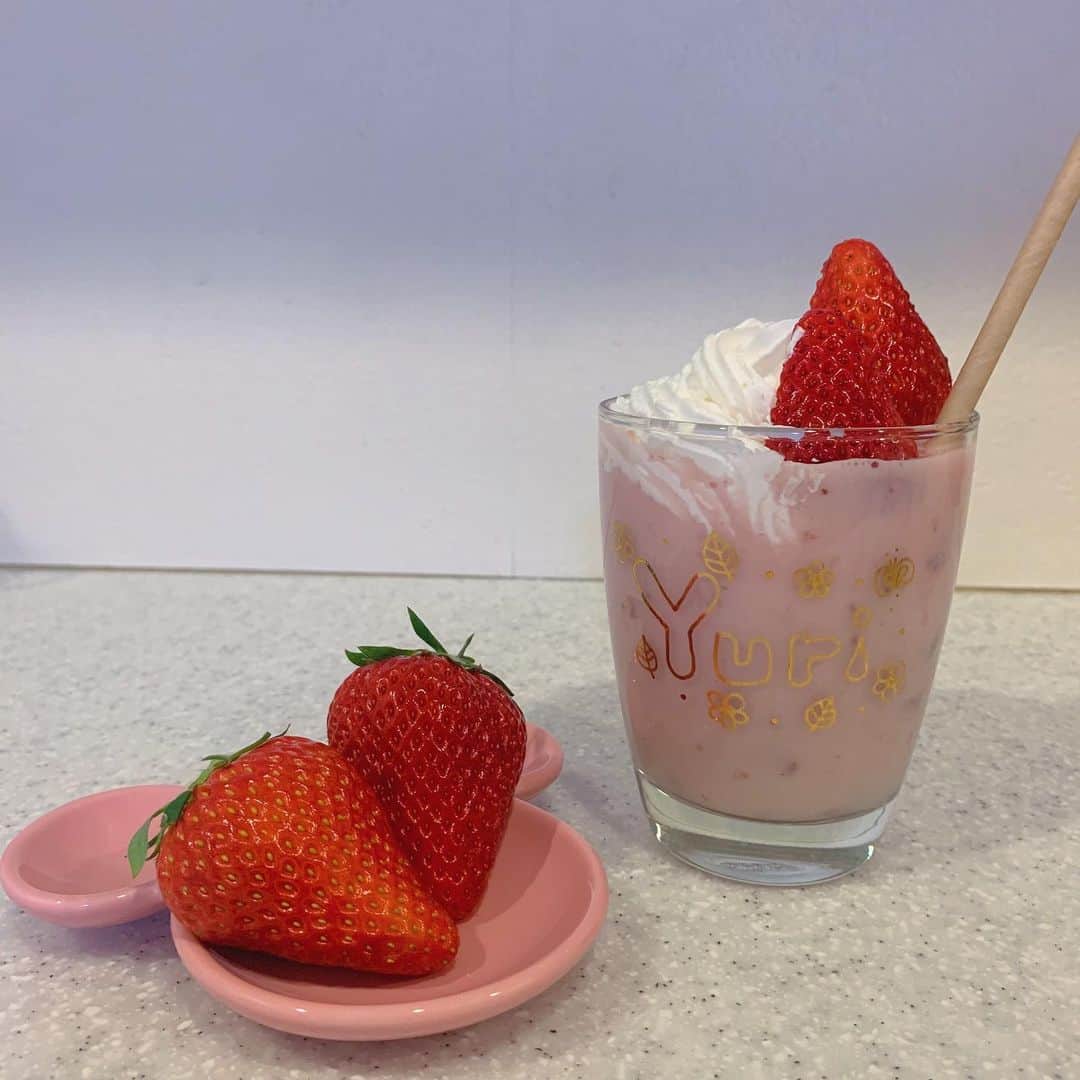 のインスタグラム：「🍓  いちごの季節、だいすき🥰❤️ いちご狩りいきてぇ〜〜🥺☁️  これはこの前 #いちごミルク で 作った #おうちカフェ ☕️🍥❤︎  かわちい~🥺🍓  最近気づいたらゆりのインスタ 割とピンクになってきてる☺️🎀  ・ ・ ・ ・  #いちご #いちごみるく #いちごスイーツ #🍓 #イチゴ #苺 #インスタ映え #フォトジェニック #カフェスタグラム  #カフェ好き #女子力向上委員会 #ゆり丸」