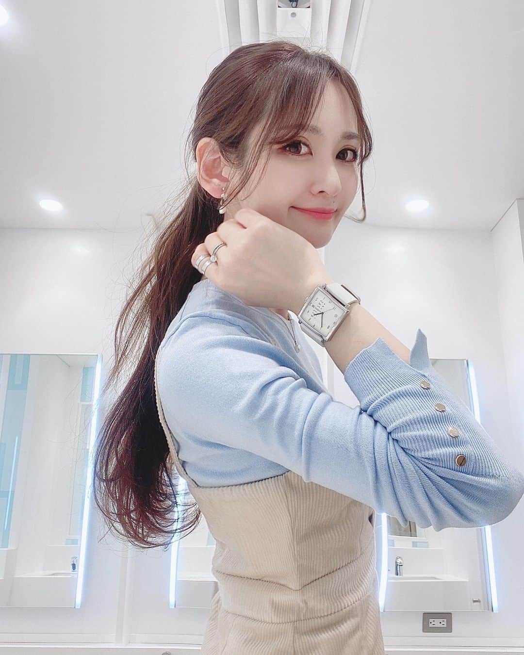 藤後 沙織 とうごさおりのインスタグラム：「おはようございます☀ さむいね〜☃️ 今日はお洋服に合わせてno mondayのNMシリーズのホワイトをチョイスしたよ☻ 文字盤が大きくて可愛い😊✨遊び心あるデザインがコーディネートのポイントになってよきです👌  クーポンコードもよかったら使ってね☻ クーポンコード: saoriae60 10%オフになるよ♬  #gm#おはよ#nomonday#ノーマンデー#腕時計#時計#手元倶楽部 #おうちじかん #stayhome #stayathome#PR」