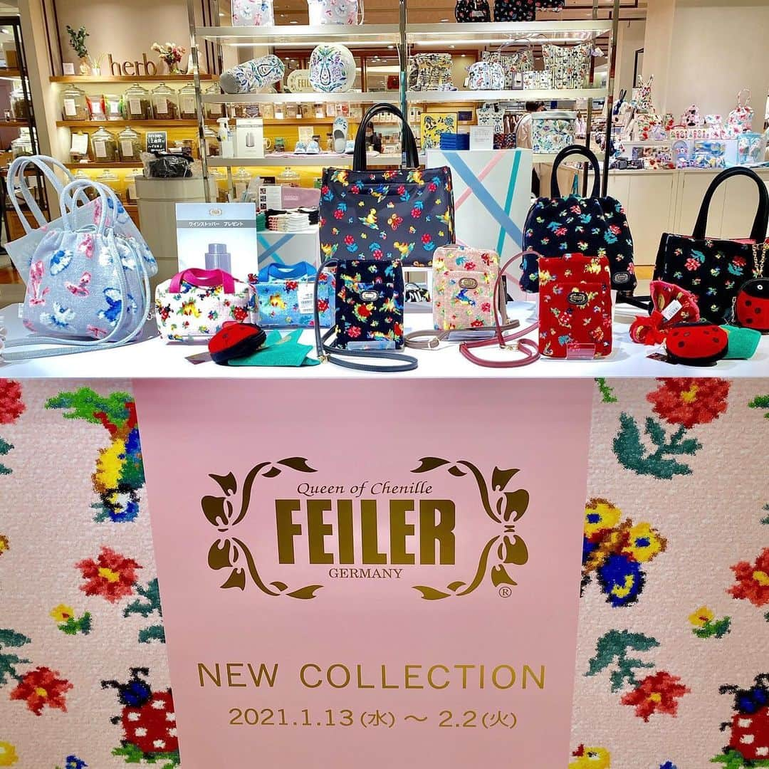 フェイラー（FEILER）さんのインスタグラム写真 - (フェイラー（FEILER）Instagram)「【銀座三越】＜フェイラー＞NEW COLLECTION POP UP SHOP   残り3日！ 銀座三越先行販売商品もございます。 2月2日(火)まで、銀座三越 本館7階GINZAステージにて『NEW COLLECTION POP UP SHOP』開催中！※最終日は午後6時閉場  銀座三越先行販売の新作をはじめ、新しい季節の始まりを告げる、明るく軽やかなラインアップをご紹介しています。2月の新作も登場しています！  【銀座三越先行販売商品】 ※ 『ハイジ』バッグ(ベージュ・ブラック)、『バレリーヌ』携帯バッグ(シルバーグレー)は完売いたしました。  (写真2枚目) 『バレリーヌ』巾着ショルダーバッグ(シルバーグレー) ￥20,900(税込)　約24×26cm　＜30点限り＞  ※ご予約およびお取り置きは承っておりません。 ※MIカード決済、並びに代引きによるご配送でのご注文を承ります。 ※イベント終了後、他の店舗での販売およびスケジュールは未定です。   【PRESENT】 1月23日(土)からは、急遽ご用意した新しいお買い上げプレゼントが登場！ 19,800円(税込)以上お買い上げの方に先着でフェイラーロゴ入り「オリジナルワインストッパー」を差し上げます。(写真3枚目) ※ プレゼントは無くなり次第、終了です。   ＜営業時間＞ 午前10時～午後7時 ※営業時間は変更になる場合がございます。銀座三越ホームページまたは店頭にてご確認ください。   ＜ポイントサービス＞ フェイラークラブポイントサービスを実施しております。 「フェイラークラブポイントカード(銀座三越発行)」をお持ちのお客様は、当日もしくは後日でも捺印させていただきます。後日捺印をご希望のお客様は、お買い上げレシートと共に銀座三越本館7階フェイラーへお越しください。 新規にてご入会希望のお客様も、後日でも発行可能ですので、お買い上げレシートと共に銀座三越フェイラーへお越しください。 ※後日の捺印期限は、2021年3月末までとさせていただきます。   ＜お問い合わせ＞ 【1月13日(水)～2月2日(火)】銀座三越 本館7階GINZAステージ　直通TEL：03-3535-1799 【上記期間以外】銀座三越 本館7階フェイラー　TEL：03-3535-1024  #フェイラー #FEILER #ハイジ #銀座三越 #バレリーヌ #人気柄 #アヒル #てんとう虫 #青い鳥 #花 #ドイツの野にいる生き物がモチーフ #ハイジはドイツ語で急げ急げ #heidiswapp」1月31日 9時59分 - feiler_jp