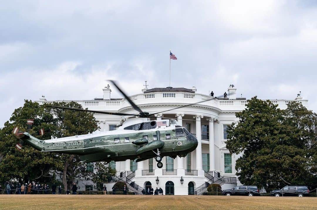 The White Houseさんのインスタグラム写真 - (The White HouseInstagram)「Marine One departs the White House South Lawn as President Biden takes his first trip to Walter Reed on Friday afternoon.」1月31日 10時00分 - whitehouse