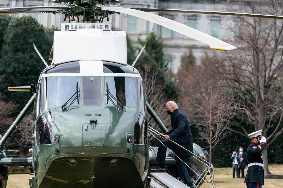 The White Houseさんのインスタグラム写真 - (The White HouseInstagram)「Marine One departs the White House South Lawn as President Biden takes his first trip to Walter Reed on Friday afternoon.」1月31日 10時00分 - whitehouse