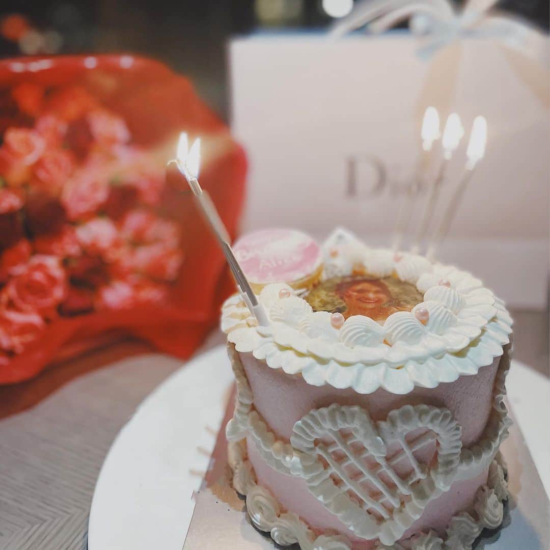 のインスタグラム：「しっぽりお誕生日会🎂🤍✨ ガールズトークで盛り上がった日🗣💋  .  おうち時間でもこーんなかわいいケーキがあるだけでテンション上がっちゃうような可愛すぎるお誕生日ケーキ🧁  . @marinehouse_yourstorycake  でオーダーしたの🥳🥳🥳」