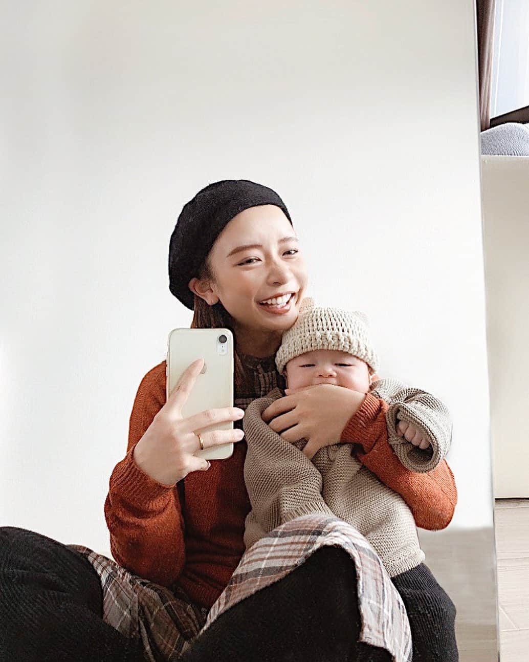 ayacasuのインスタグラム：「* * * 最近何でもちゅぱりまくるゆうひまん👶🏻🐙 * ほっぺたぷにぷにでドラクエのスライムみたい😂 ほんま尊い✨大好きよ🥰 * * *  #ママコーデ #ママスタグラム #男の子ベビー #男の子ママ #ママリファッション #親バカ部 #10月生まれベビー #令和2年ベビー #あやかすベビー #赤ちゃんのいる生活 #赤ちゃんのいる暮らし #成長記録 #子育てぐらむ #育児日記 #生後3ヶ月 #3ヶ月ベビー #親子コーデ #むすこーで #ちゅぱちゅぱ #息子コーデ #スマイル育児」