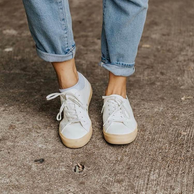 シービーズのインスタグラム：「The Wilder.   With sleek white leather and classic good looks, this sneaker looks good with everything. Available in women’s and men’s sizes.  📷: @tarah.romanphotography」