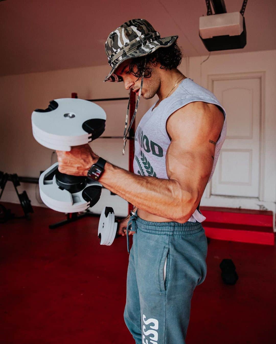 Steven Kellyのインスタグラム：「Staying up and active in the garage gym! These @_smrtft adjustable dumbbells (5-80lbs) keep me moving day in and day out. No gym, no problem 😤」
