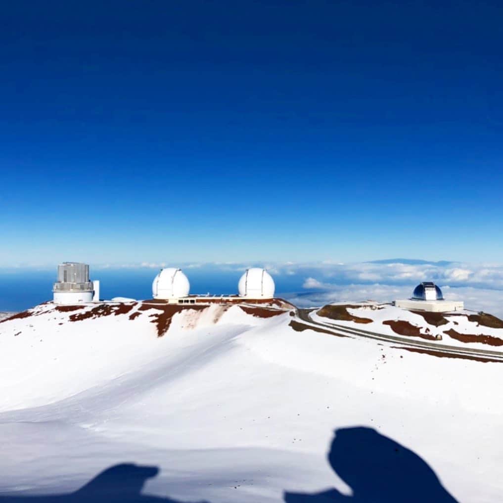 マキ・コニクソンさんのインスタグラム写真 - (マキ・コニクソンInstagram)「さて問題です！☝🏼 ここはどこでしょうか？  正解は！ マウナケアの山頂です！Mauna Kea Summit いまレスキューのお仕事でハワイ島に行ってる彼からのおすそ分け！🤙🏼  マウナケア山頂に雪が積もってると聞いて 今朝行ってみたら思ってた以上に雪が積もってたって言ってたよ！⛄️  頂上には日本が誇る天体観測の望遠鏡 「すばる望遠鏡」があります！ 写真の一番左です！  ストーリーにも動画でアップしました！ オアフ島は今日28度ぐらいかな！ サーファー達がビーチでサーフィンしています！🏄かと思いきやハワイ島の山頂には 雪が積もっています！⛄️ ハワイって深いっ！⛄️🏄 これだからやめられないっ！🤣  #エアハワイ🌺  #ハワイのおすそ分け🤙🏼  #マウナケア山頂のおすそ分け🤙🏼 #maunakeaobservatory」1月31日 10時21分 - makikonikson