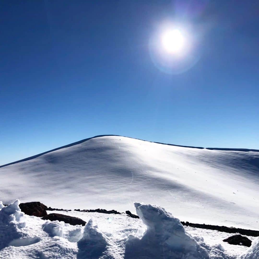 マキ・コニクソンさんのインスタグラム写真 - (マキ・コニクソンInstagram)「さて問題です！☝🏼 ここはどこでしょうか？  正解は！ マウナケアの山頂です！Mauna Kea Summit いまレスキューのお仕事でハワイ島に行ってる彼からのおすそ分け！🤙🏼  マウナケア山頂に雪が積もってると聞いて 今朝行ってみたら思ってた以上に雪が積もってたって言ってたよ！⛄️  頂上には日本が誇る天体観測の望遠鏡 「すばる望遠鏡」があります！ 写真の一番左です！  ストーリーにも動画でアップしました！ オアフ島は今日28度ぐらいかな！ サーファー達がビーチでサーフィンしています！🏄かと思いきやハワイ島の山頂には 雪が積もっています！⛄️ ハワイって深いっ！⛄️🏄 これだからやめられないっ！🤣  #エアハワイ🌺  #ハワイのおすそ分け🤙🏼  #マウナケア山頂のおすそ分け🤙🏼 #maunakeaobservatory」1月31日 10時21分 - makikonikson