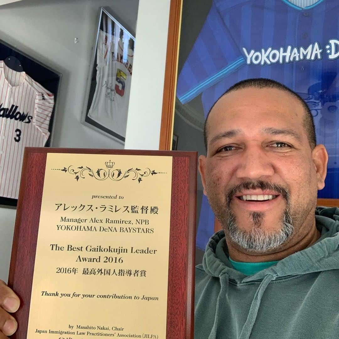 アレックス・ラミレスさんのインスタグラム写真 - (アレックス・ラミレスInstagram)「The Best Gaikokujin Leader Award 2016 presented to me by Masahito Nakai, Chair of (JILPA) Japan Immigration Law Practitioner’s Association one of the most amazing award given to anyone in a foreign country!! thanks so much, it’s my greatest treasure! #great #award #given #to #anyone #in #a #foreign #country #thankyou #my #treasure」1月31日 10時24分 - ramichan3