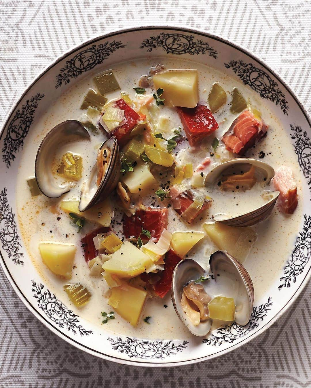 マーサ・スチュワートさんのインスタグラム写真 - (マーサ・スチュワートInstagram)「A hot bowl of chowder is a comforting sight, especially on a frigid winter's day. And salmon fans will love a Scottish-style mixed chowder that includes smoked salmon (though you can also swap in other smoked fish such as trout or haddock). Get the recipe at the link in bio. 📷: @sharonradisch」1月31日 10時26分 - marthastewart