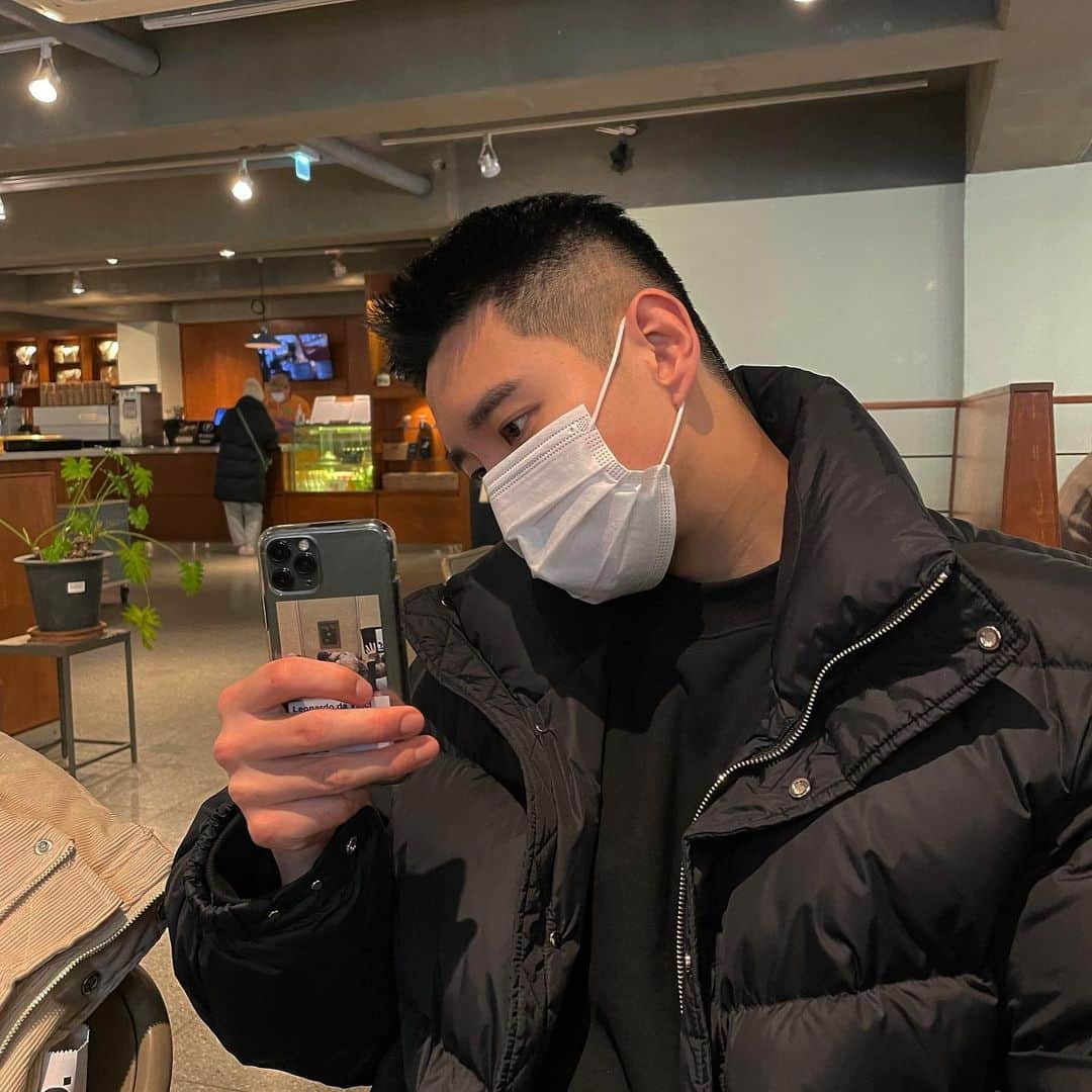 ビボム のインスタグラム：「사진 잘 찍어주는 편 🤳🏼」