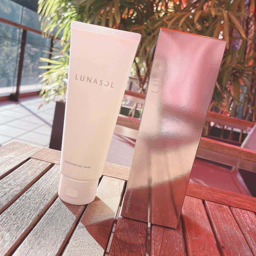 ささき ともみのインスタグラム：「・ new 💄 ・ ルナソルさんから大人気の洗顔とアイシャドウを いただいたので絶賛使用中😌♡ ・ アイシャドウはとても綺麗な色だったので 改めて撮影しようと思います📷✨ ・ そしてこちらの洗顔は、 泡立てずに使うジェルタイプの洗顔🙋‍♀️ ・ 初めての使い心地で最初は感覚が掴めずに ちゃんと洗えてるかな？って心配したけど しっとり優しく洗い流してくれました🌿 香りもいい香り♡ ・ 洗い上がりが突っ張らずしっとりするから 乾燥が気になる時や朝の洗顔に良さそう😌 夜はさっぱり落としたい派なので、 私は朝使用していこうかなと思います✨ ・ 泡立てないという事が 思っていたよりも時短になったのと、 毛穴汚れが気持ちキレイになったような 気がしています🥺 ・ @lunasolofficial  #ルナソル #スムージングジェルウォッシュ ・ ------------------------------------------------- #洗顔#ジェル洗顔#ルナソル#デパコス#スキンケア#メイク#コスメ#美容#コスメレビュー#コスメレポ」