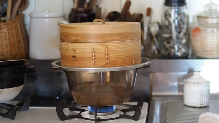 Rocoのインスタグラム：「01.31 台所が寒いので蒸し鶏を仕込む。茹でたお湯は捨てずに野菜スープに使って。  #食べつなぐレシピ#按田優子#rocoごはん」