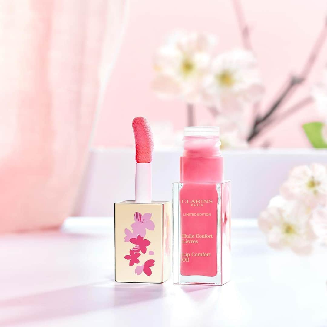 Clarins Canadaのインスタグラム：「Inspired by the beauty and fragrance of cherry blossom trees, our Limited Edition Sakura Lip Comfort Oil will transport you straight to springtime in Japan!🌸 Its creamy pink color will suit any skin tone, and its delicate fragrance paired with a comforting texture is a pure delight to apply.🌸⁣ __________⁣ Inspirée par la beauté et le parfum des cerisiers en fleurs, notre Huile Confort Lèvres Sakura en Édition Limitée vous transportera directement dans la féérie du printemps japonais !🌸 Sa teinte rose pâle au fini crémeux s'adapte à toutes les carnations et son parfum délicat ainsi que sa texture réconfortante en font un pur délice à appliquer.🌸⁣ .⁣ .⁣ .⁣ #Clarins #Sakura #LimitedEdition #LipComfortOil #LoveAtFirstBloom」