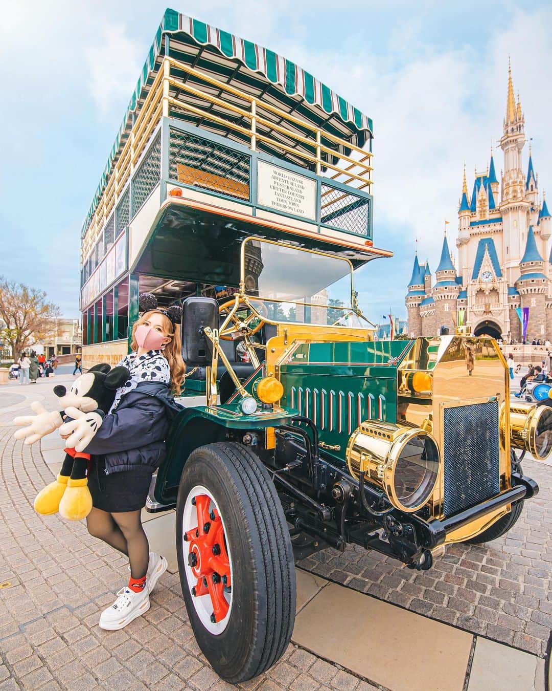 のインスタグラム：「. . . わたしの車です😉🚗  とでも言いたげな顔してる😂✨笑  オムニバス🚌はパレードの時間になると シンデレラ城の前に停まって 写真を撮らせてくれるんだよ〜🥰  限られた時間しか撮れないから 是非狙ってみてね☺️✨  ハイトーンカラーをしてから いろんな系統の服が着れて楽しいけど おかげでクローゼットが大変なことになってるので 今日はお片付けデーです👕笑  outer: @wego_official  shirt: @hm  skirt: @emoda_official  shoes: @yosuke_usa  #disney #disneyland #tokyodisneyresort #tdr #disneygram #instadisney#disneypic  #Disneyside #disneylover #monun_cute #purelamo  #petrel_jp #disneybound#disneybounding #japan_of_insta #japan #japan_daytime_view #Disneyland japan #disneybounding #Mickey#tokyodisneyland#disneyphotography  #ディズニーコーデ #disneyootd  #東京ディズニーリゾート #東京ディズニーランド #ディズニー#ミニーバウンド#ミッキーコーデ」
