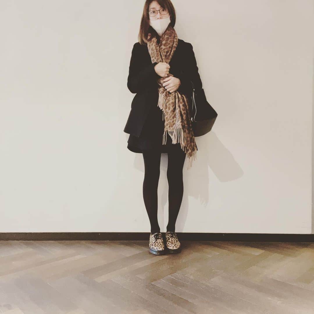 森下千里のインスタグラム：「ちょいとそこまで。 . . . #黒コート　#サンローラン #豹柄シューズ #マーチン #ストール　#gmm  #黒スカート　#CARVEN  #黒バッグ　#セリーヌバッグ  #ブルーレイカットメガネ   #マスクにつかないメイク  #メイクしてないので  #女豹コーデ  #昔は女豹やってました」