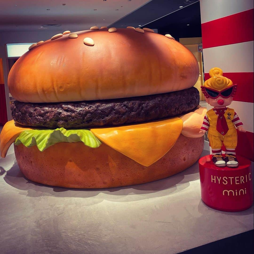 Erenaさんのインスタグラム写真 - (ErenaInstagram)「🍔BIGハンバーガー🍔 アメリカサイズのハンバーガー🤣w お腹すいてくる…🍟🍕🍿🌭 . #気になるもの何でも撮っちゃう#インパクト大#BIGハンバーガー#ハンバーガー#たまに食べたくなる#アメリカサイズ」1月31日 10時44分 - o1.erena.1o_