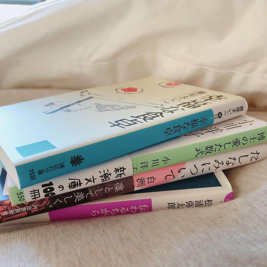 のインスタグラム：「最近はたくさん時間があるので今まで読んだお気に入りの本を読み直してます📚」