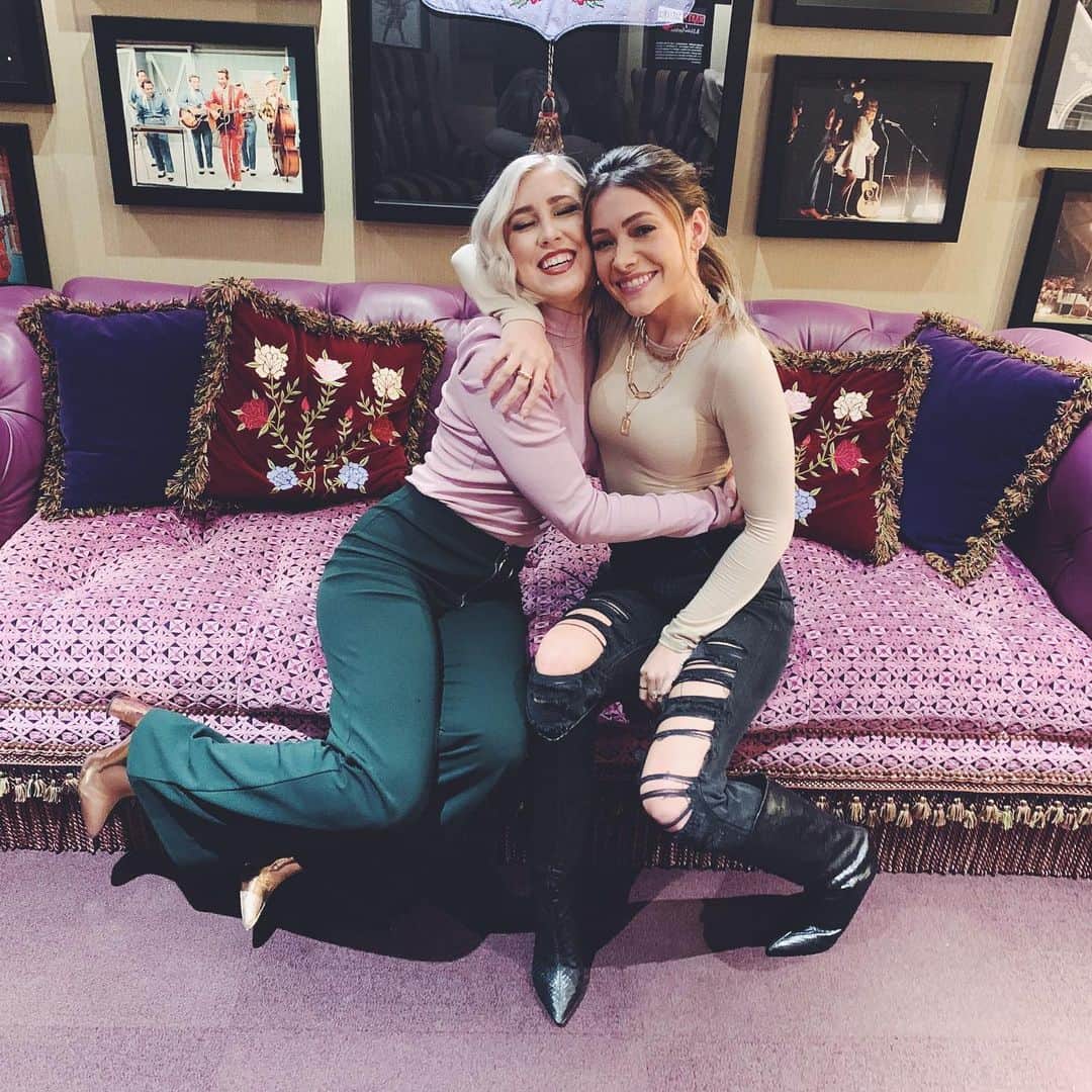 Maddie & Taeさんのインスタグラム写真 - (Maddie & TaeInstagram)「back at our favorite stage tonight! 💜 swipe to see our best attempt at acting “professional” lol」1月31日 10時41分 - maddieandtae