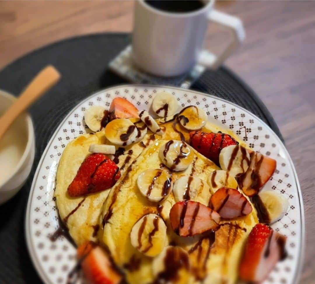 舘野将平さんのインスタグラム写真 - (舘野将平Instagram)「Goodmorning✨ 日曜日の朝はゆっくり、 男飯でお馴染みの パンケーキをつくってみました🥞 穏やかな日曜日をお過ごし下さい  #パンケーキ #pancakes  #へいへいきっちん #朝ごはん#breakfast#自炊#料理男子 #甘党#sweets#cook#gm#男飯 #盛り付けは大胆且つ繊細に #ただ乗せただけ #芸術は爆発だ #いつからなのホットケーキと呼ばなくなったの」1月31日 10時46分 - shohei_tateno_921