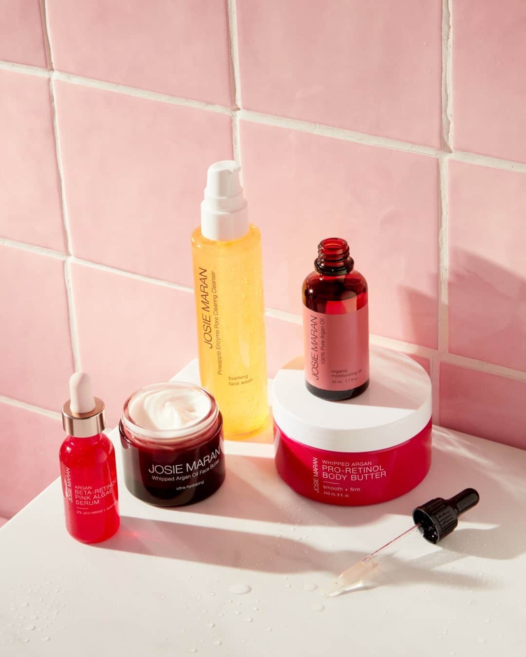 ジョジー・マランのインスタグラム：「Our new Whipped Pro-Retinol Body Butter plays very well with others 😍 What skincare goodies are you digging into this weekend?」