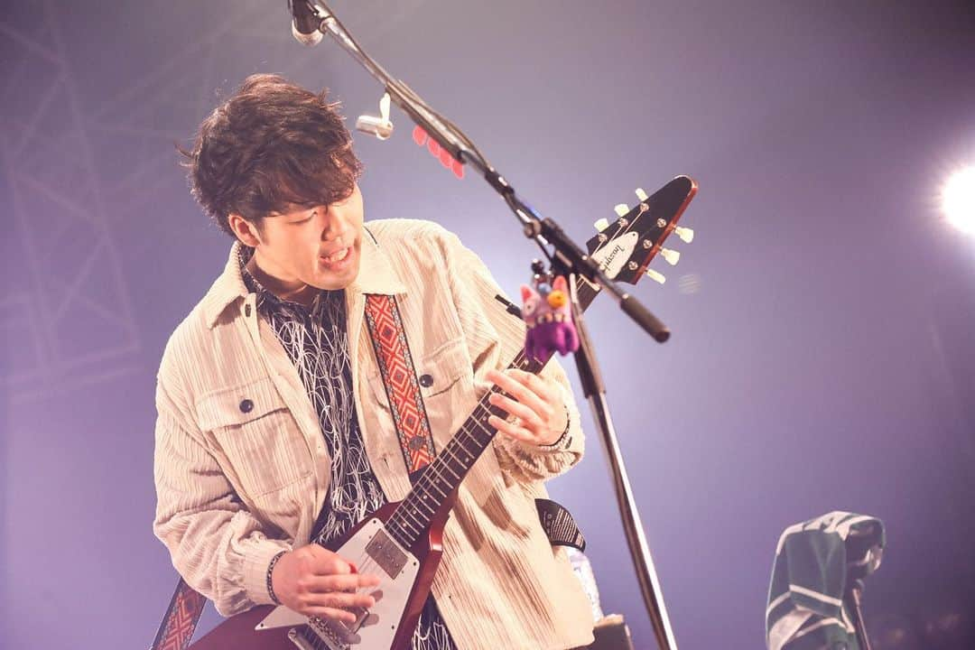 田辺由明さんのインスタグラム写真 - (田辺由明Instagram)「一夜明けて【BARIYOKA ROCK】ありがとうございました！！ やっぱり人と顔を合わせて、対面して出来るライブは特別だなぁ。 なかなかライブができない今、素敵な機会を頂けたことに感謝。  バリヨカな夜でした！！ 福岡、また会える日を楽しみにしてます🙏  #BARIYOKAROCK #マカロニえんぴつ」1月31日 10時49分 - toriashi_vyt