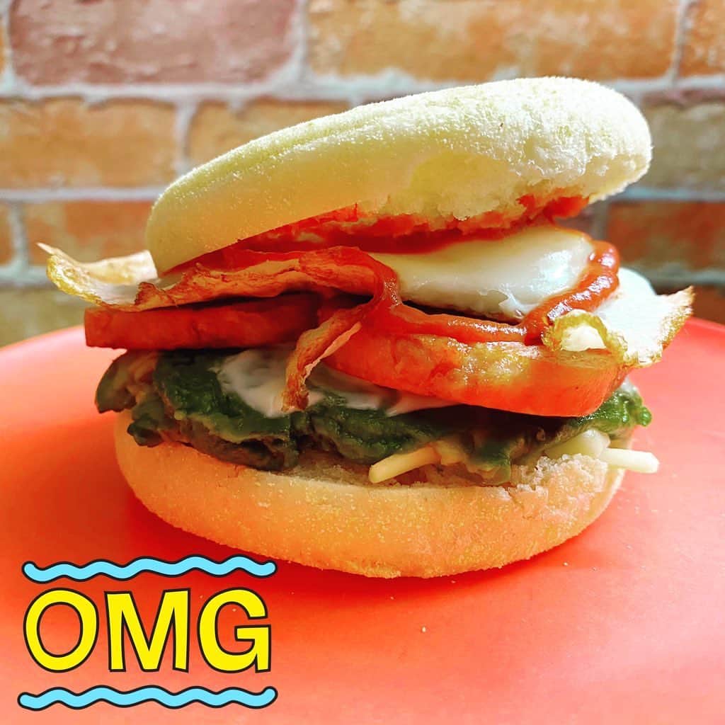森碕ひろかのインスタグラム：「#朝ごはん #breakfast   アボカドスパムバーガー🍔🥑 Avocado Spam Burger」