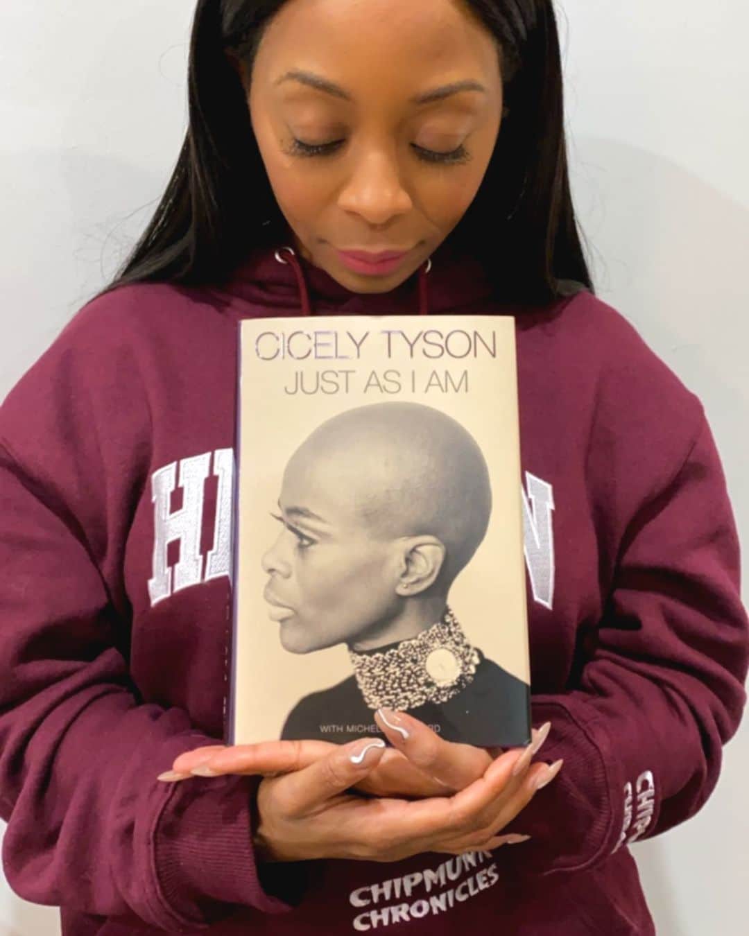 ブレシャ・ウェッブのインスタグラム：「“Just As I Am” Cicely Tyson’s memoir is out now. I am so blessed that I was able to laugh with you. Learn from you. And honor you. You truly left a legacy. Just as you told me, “The sky’s the limit”, I will carry your words with me until we meet again. Thank you Queen 👑」