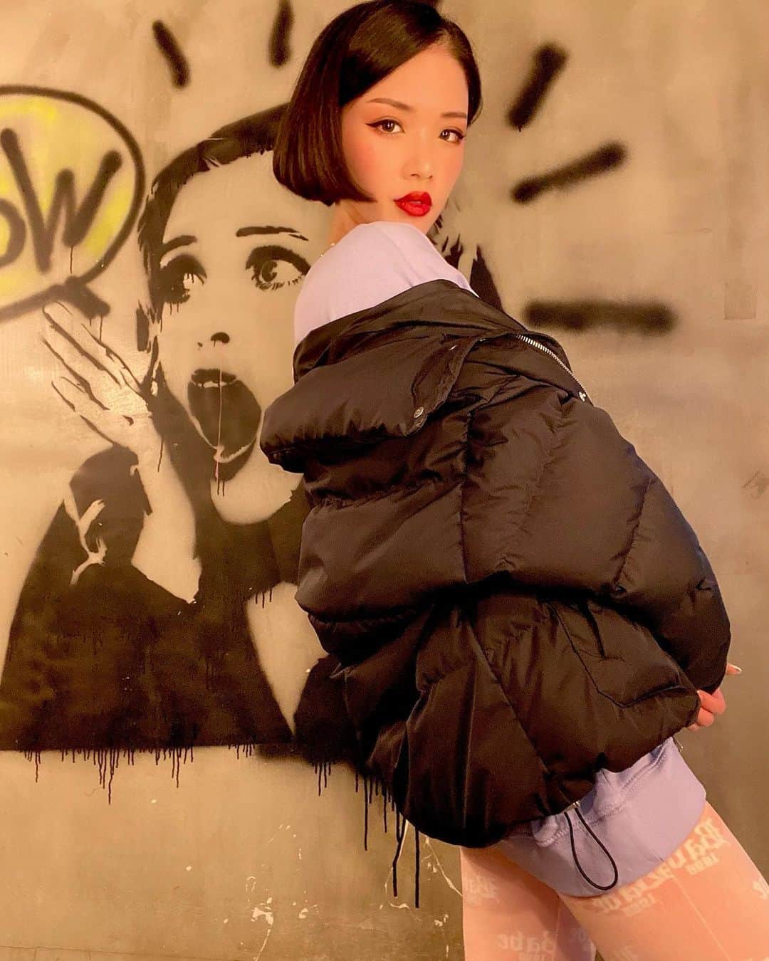 Yukkyのインスタグラム：「今日で1月終わりなの早い🤷🏻‍♀️ . . . . . #burlesquetokyo#showgirl#showdancer#dancer#japanesegirl#girl#instalike#instafashion#instadaily#lfl#fff#anime#hiphop#trap#partyon#バーレスク東京#ダンサー#黒髪ボブ#ショートヘア#プチプラコーデ#被写体#赤リップ#エンタメ活動を止めない#加工#撮影」