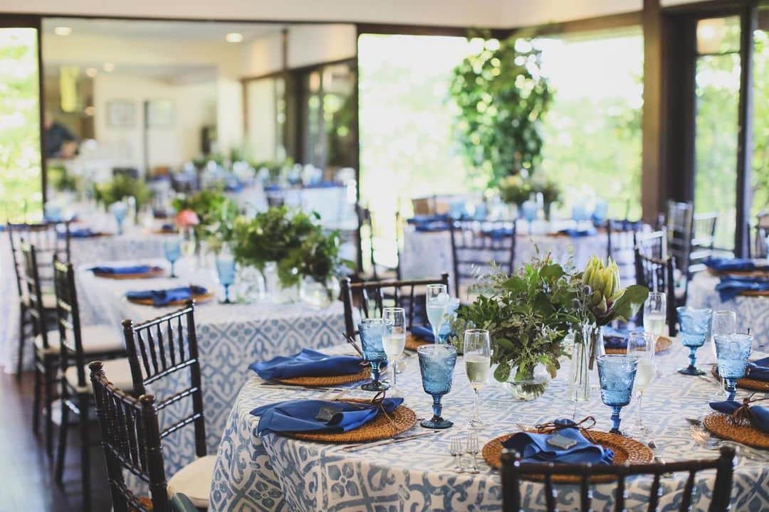 ハワイ挙式のCheersWedding チアーズウェディングのインスタグラム：「『おふたりが大切にしたいことを大切に』﻿ ﻿ 教会を決める前に、ホテルを選ぶ前に、わたしたちに教えてください。﻿ ﻿ 「おふたりはどんなウエディングをされたいのですか？」﻿ 「誰のために結婚式をするのでしょう？」﻿ 「ハワイでどんな時間を過ごされたいのですか？」﻿ ﻿ すべてはそこから始まります。﻿ ﻿ ご両親に感謝の想いを伝えたい、ゲストもリラックスして過ごせる﻿ ウエディングにしたい、時間を気にせず楽しみたい・・・。﻿ ﻿ チアーズウェディングは、おふたりが大切にしたいことを大切に、﻿ ハワイの魅力を知り尽くしたプランナーが、﻿ ハワイだからこそ叶う特別なウエディングをプロデュースいたします。﻿ ﻿ ***********************﻿ ﻿ 【Cheers Weddingのウェディング】﻿ ﻿ ✔︎会場は邸宅・教会・ホテルなど20カ所以上﻿ ﻿ ✔︎選べるドレスショップは7社以上 (人気のプロのビアスやオーセンティックを含む)﻿ ﻿ ✔︎挙式当日は専属コーディネーターがフルアテンド﻿ ﻿ ✔︎日本人ヘアメイクアーティストによるヘアメイク﻿ ﻿ ✔︎現地での入念なリハーサルメイク﻿ ﻿ ✔︎経験豊富で多彩なカメラマン﻿ ﻿ ✔︎プランナーは現地在住経験・現地アテンド経験有り﻿ ﻿ ✔︎日本とハワイにサロンを完備しスタッフがフルサポート﻿ ﻿ ※ チアーズウェディングが取り扱う会場は、リーガルチェックを行い正しいやり方でご案内しています。﻿ ﻿ ***********************﻿ ﻿ 【HP】﻿ https://www.cheerswedding.jp﻿ ﻿ ☎︎0120-128-828﻿ 平日11:00〜19:00／土日祝10:00〜19:00﻿ ﻿ ***********************﻿ ﻿ ◆ウェディングパーク海外﻿ チアーズウェディングで検索！﻿ https://foreign.weddingpark.net/agentlist/100063/﻿ ﻿ ◆ウェディングフォトはこちら﻿ @cheers_photowedding ﻿ ﻿ #チアーズウエディング﻿ #ハワイウェディング ﻿ #海外ウェディング﻿ #リゾートウェディング﻿ #リゾ婚﻿ #海外挙式﻿ #ハワイ挙式﻿ #ハワイ婚﻿ #新婚旅行﻿ #ハワイ旅行﻿ #cheerswedding﻿ #hawaiiwedding﻿ #ハワイハネムーン﻿ #ハワイウェディング迷子﻿ #ハワイウェディングプロデュース﻿ #日本中のプレ花嫁さんと繋がりたい﻿ #プレ花嫁﻿ #ハワイ結婚式﻿ #花嫁準備﻿ #式場迷子﻿ #2021秋婚﻿ #2021wedding﻿ #家族挙式﻿ #花嫁応援 ﻿ #ハワイ花嫁﻿﻿ #おしゃれ花嫁﻿ #大人花嫁﻿ #hawaiiwedding #邸宅ウェディング #テーブルコーディネート」