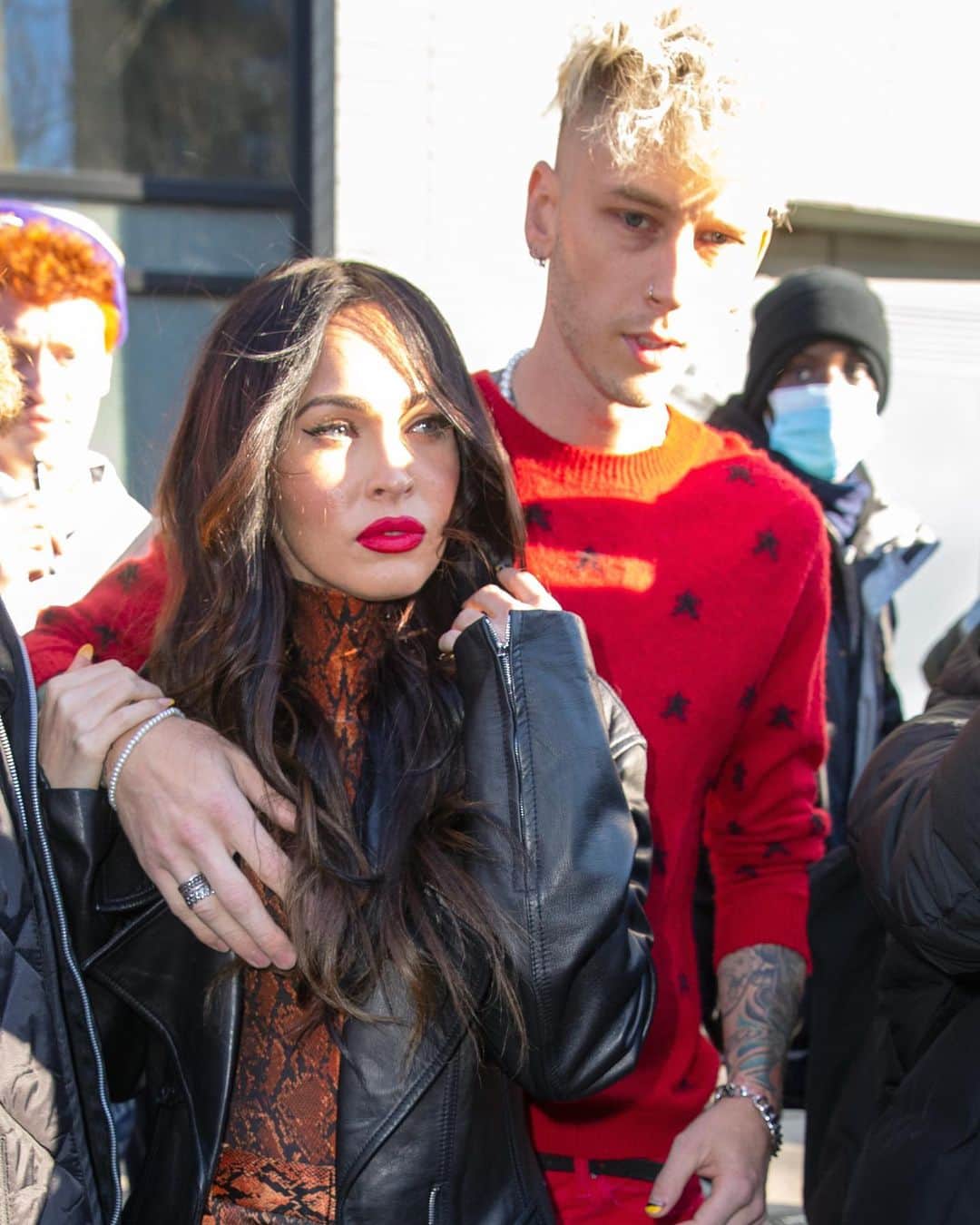 Just Jaredさんのインスタグラム写真 - (Just JaredInstagram)「@meganfox & @machinegunkelly keep super close while heading out ahead of his ‘SNL’ performance later in the night! #MeganFox #MachineGunKelly Photos: Getty」1月31日 10時59分 - justjared