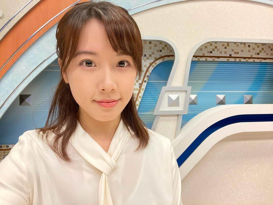 中野結香のインスタグラム：「きょうは定時ニュースを担当します。昼の11:55頃、夕方の17:45頃からお伝えします。県内ニュースをぜひご覧ください📺  静岡市はよく晴れて清々しいお天気☀️洗濯物日和ですよ〜！  #アナウンサー #静岡 #ニュース」