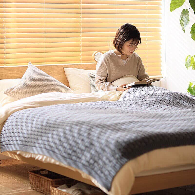 Re:CENO（リセノ）さんのインスタグラム写真 - (Re:CENO（リセノ）Instagram)「【Re:CENO TOKYO お店だより】   こんにちは。 Re:CENO TOKYOのクボタです。  今回ご紹介するのは、 私も愛用している「folkベッド」  アッシュ無垢材を贅沢に使用した 木目がとても綺麗なベッドです。  お気に入りのクッションに囲まれて過ごすリラックスタイムはとても贅沢です。  私のお気に入りポイントは、ヘッドボードにつけられた10㎝の棚。  スマホや時計、文庫本などを さっと置けるスペースは 「サイドテーブルを置けない！」 という方にもとても便利です。  時計やフレグランスなどのディスプレイスペースとしても◎  また、ベッド下は高さ18㎝で、AROROGのバスケットLサイズがちょうど4個収まり、 すっきりと収納できます。  東京店にて展示しておりますので、実際の寝心地もお試しいただけます。  本日もご来店をお待ちしております。  #receno#interior#tokyo#naturalvintage#リセノ#インテリア#インテリアショップ#東京#二子玉川#folkベッド#ベッド#ベッドルーム」1月31日 11時05分 - receno.interior