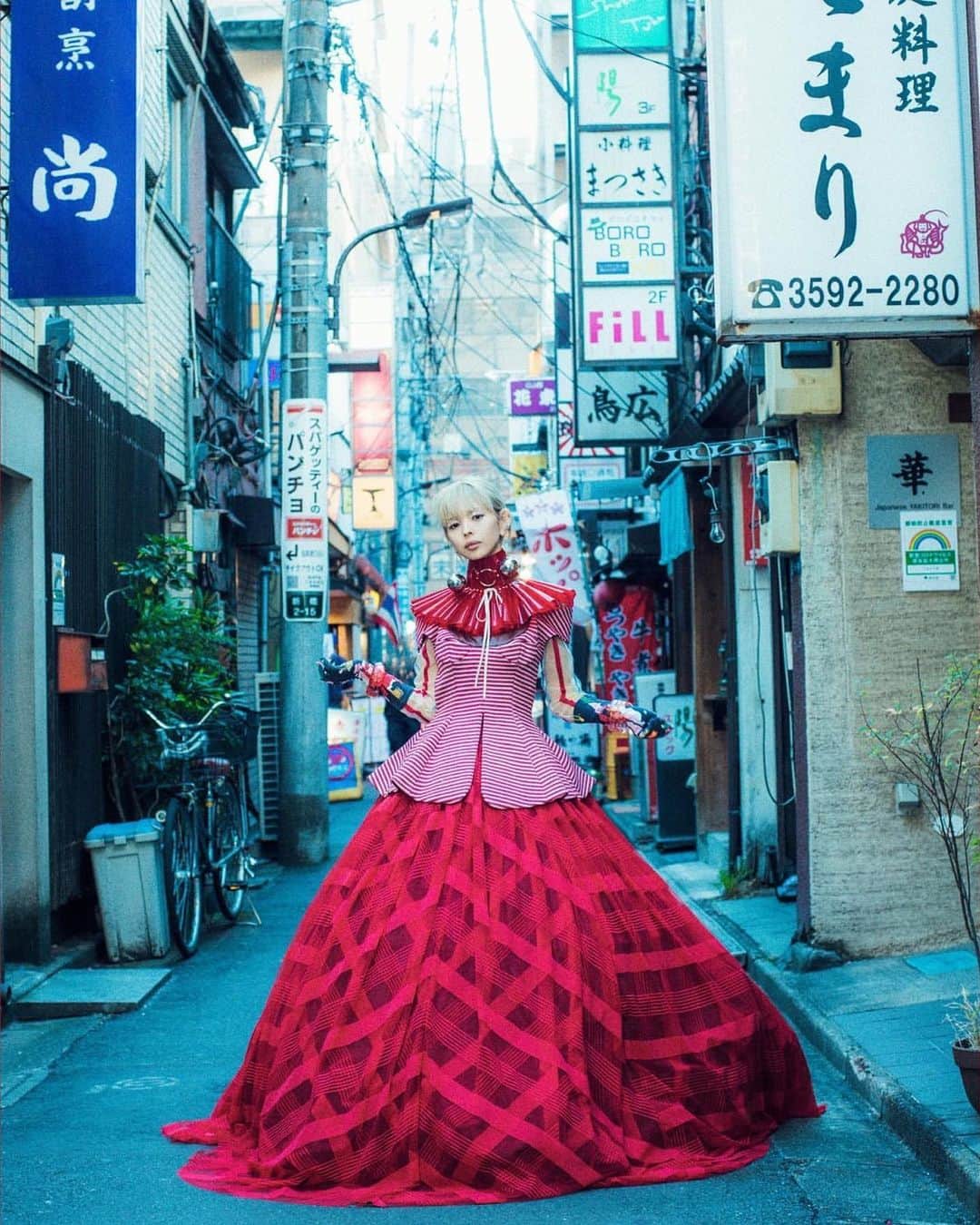 進藤郁子のインスタグラム：「最上もが『𝕍𝕀𝕊𝕀𝕋𝕆ℝ』  １月３０日からApple Booksから販売された新しいカタチのもがちゃん写真集📖  #repost @marco149 via @PhotoAroundApp  最上もが『𝕍𝕀𝕊𝕀𝕋𝕆ℝ』  creative director +phopography: @marco149  styling: @remitakenouchi  hair&make-up: @ikukoshindo prop styling: @chan_shi26  art director+design: @keiichirooshima   １月３０日からApple Booksから販売開始する新しいカタチのもがちゃん写真集📖紙ではできないギミックで写真遊びもしてます😋  #最上もが #visitor #デジタル写真集 #digimicphotobook  #Applebooks  iPhoneやiPad,Macに標準搭載されてるブックというアプリから購入できます！iOS以外からのご購入は現在別経路を検討中です。」