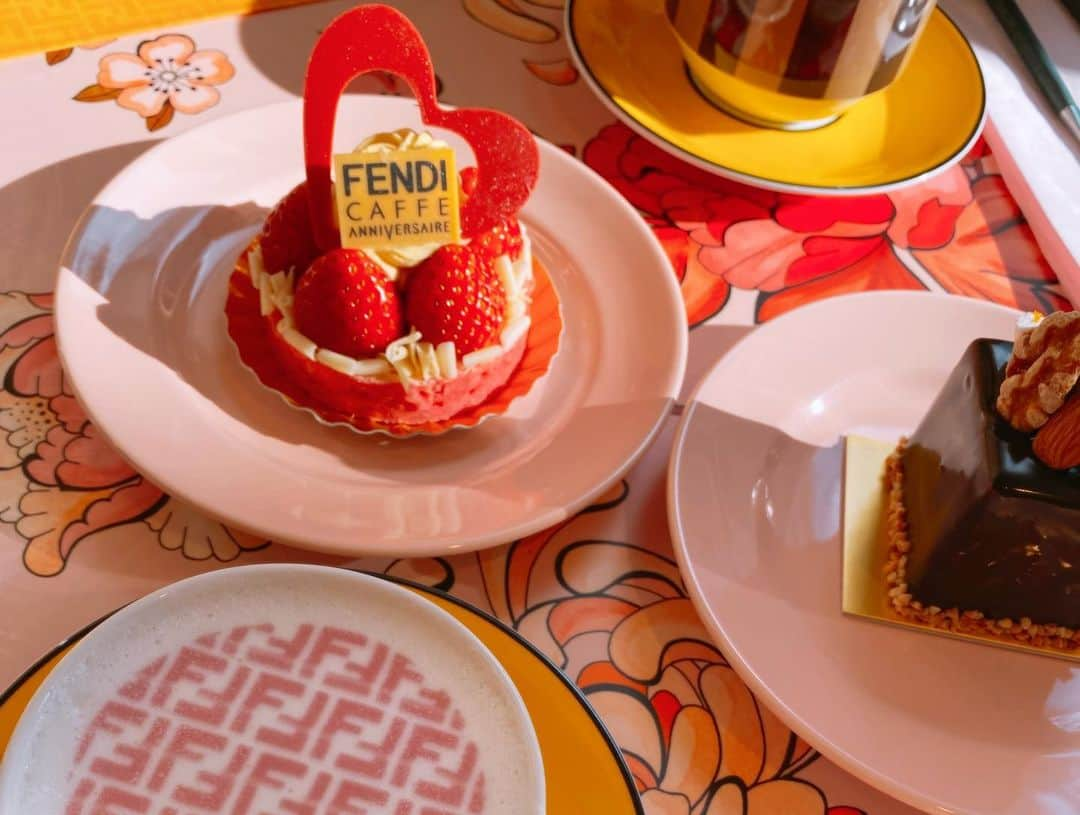 岡英里さんのインスタグラム写真 - (岡英里Instagram)「ずっと行ってみたかった #fendiカフェ に行ってきました☕️💕  カフェ全体がめちゃめちゃ映えだし可愛いんですけど、テーブルもひとつひとつ模様や形が違ったり、カフェラテやケーキも可愛かったー☺️可愛いまみれで本当に心が満たされました🥰❤️  #東京 #表参道 #アニヴェルセルカフェ #anniversaire #fendicafe #fendicaffe #fendi #コラボカフェ #期間限定 #バレンタイン #映えスイーツ #スイーツ #sweets #美味しい #おいしい #可愛い #かわいい #女子力高め #お洒落カフェ #おしゃれ #女子会 #デート #楽しかった #ピーカブー #ピーカブーミニ #パイソン #お気に入り #japanesegirl #japan」1月31日 11時12分 - okaeri0424