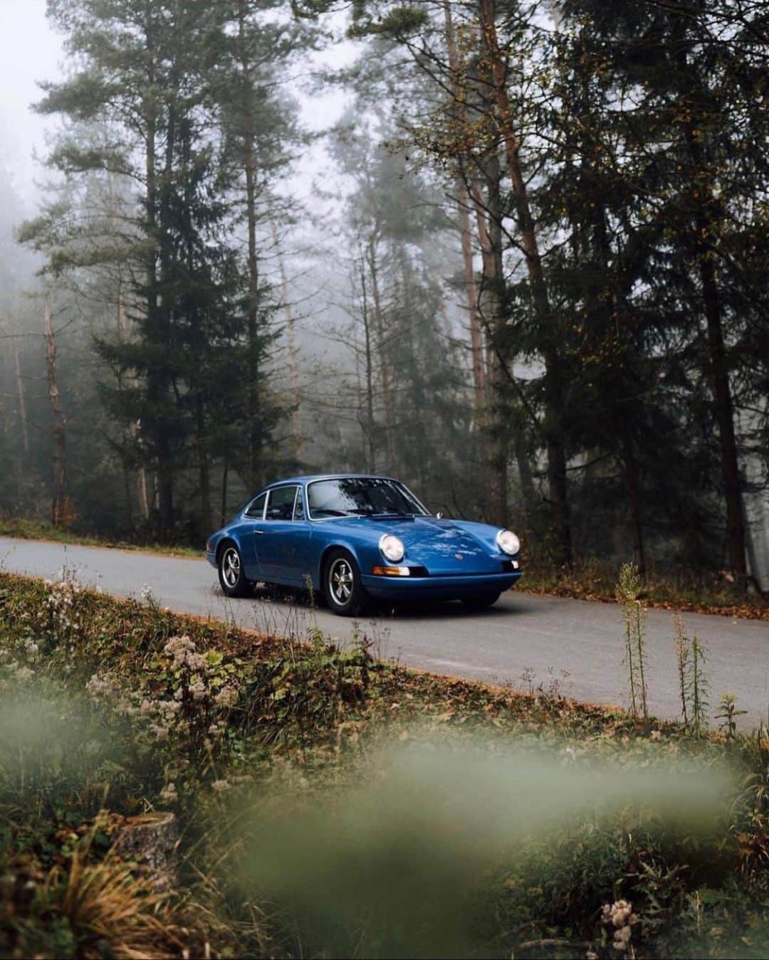 トッドスナイダーのインスタグラム：「Foggy morning & 1972 Gemini Blue by @minarikd what a magical shot and car 📷 🙌💙 #carenvy #ToddSnyder #drivetastefully #911 #Porsche #AirCooledPorsche #PorscheMoment #GetOutAndDrive #Type7」