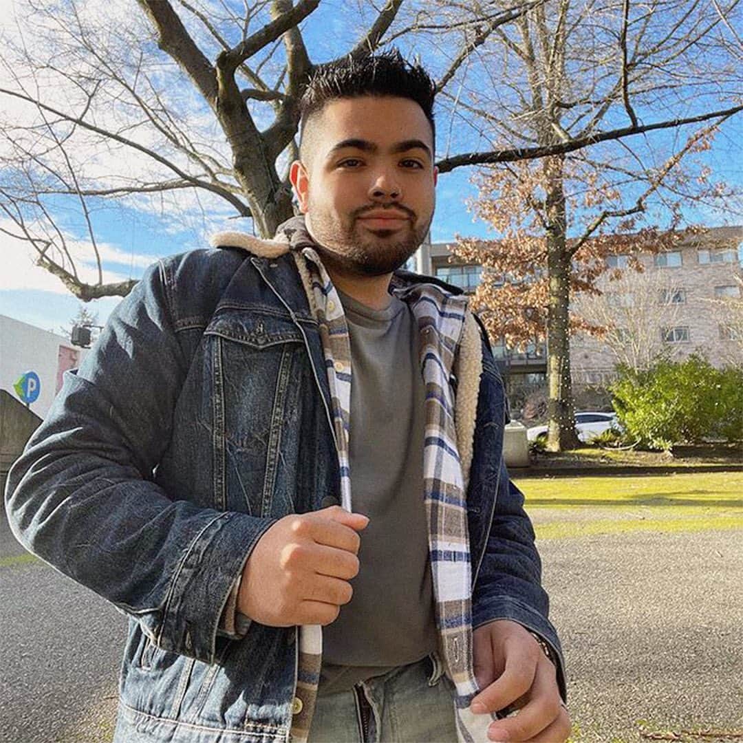 American Eagleのインスタグラム：「@victorsanchezacosta’s goal for the new year is to live life to the fullest... and the comfiest in his hooded flannel! #MyAEAmbassador」