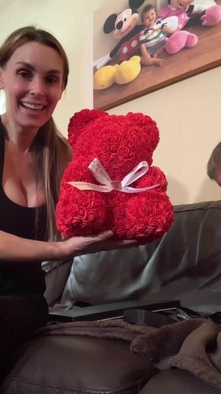 ターニャ・テイトのインスタグラム：「Thank you Adam and Karen for the gifts 🎁 @doseofroses use code TANYA for 20% off 🐻 🌹 @bubblespanx use code TANYA15 for 15% off during February 🦵 💝」