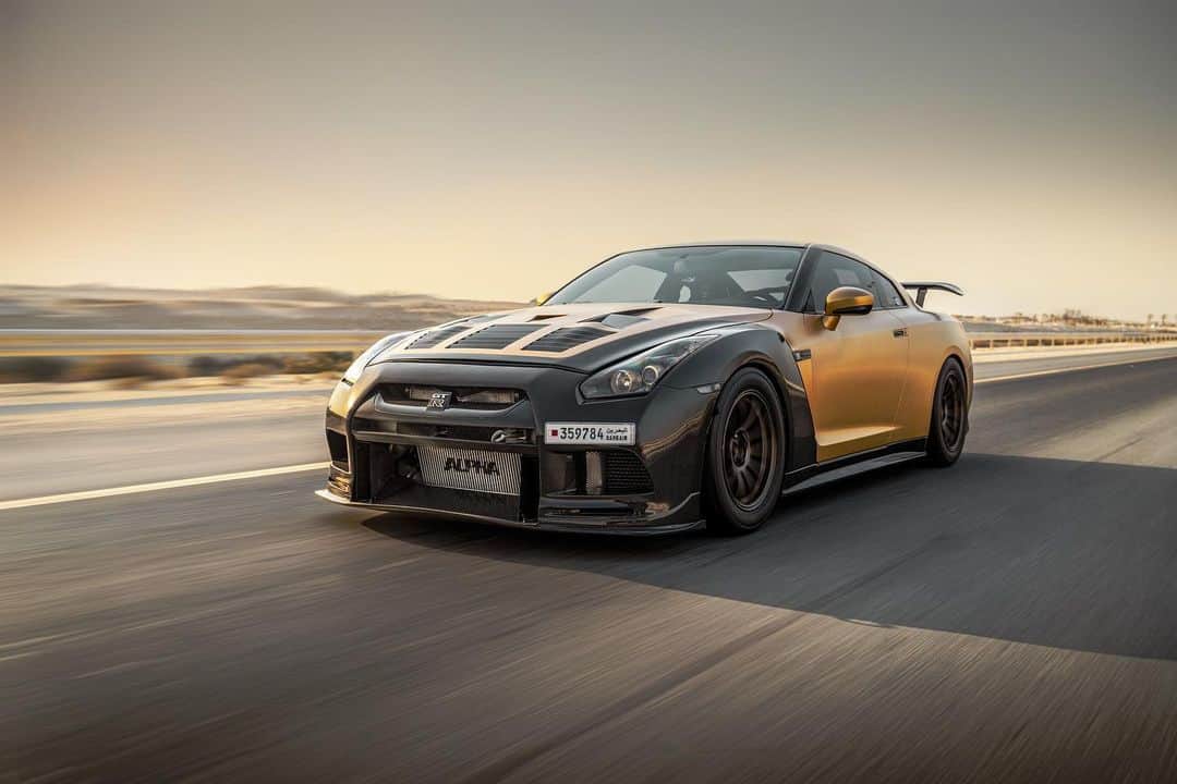 CarsWithoutLimitsさんのインスタグラム写真 - (CarsWithoutLimitsInstagram)「Godzilla riding off into the sunset 🌅 Photos @ali11aziz   #carswithoutlimits #nissan #gtr」1月31日 11時36分 - carswithoutlimits