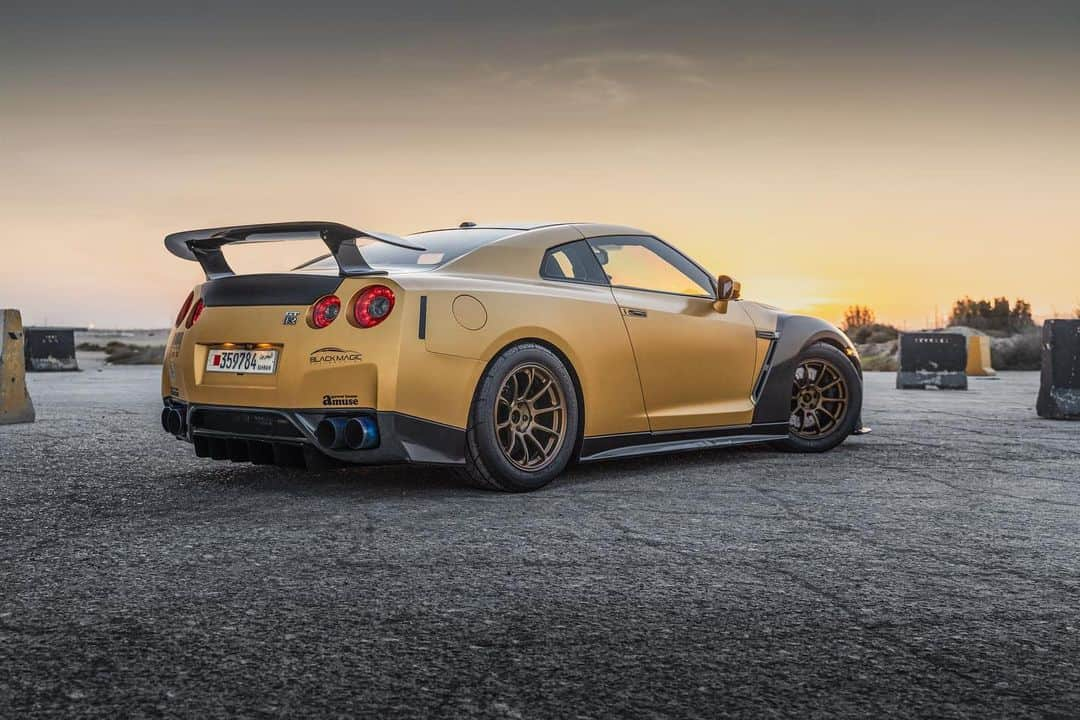 CarsWithoutLimitsさんのインスタグラム写真 - (CarsWithoutLimitsInstagram)「Godzilla riding off into the sunset 🌅 Photos @ali11aziz   #carswithoutlimits #nissan #gtr」1月31日 11時36分 - carswithoutlimits