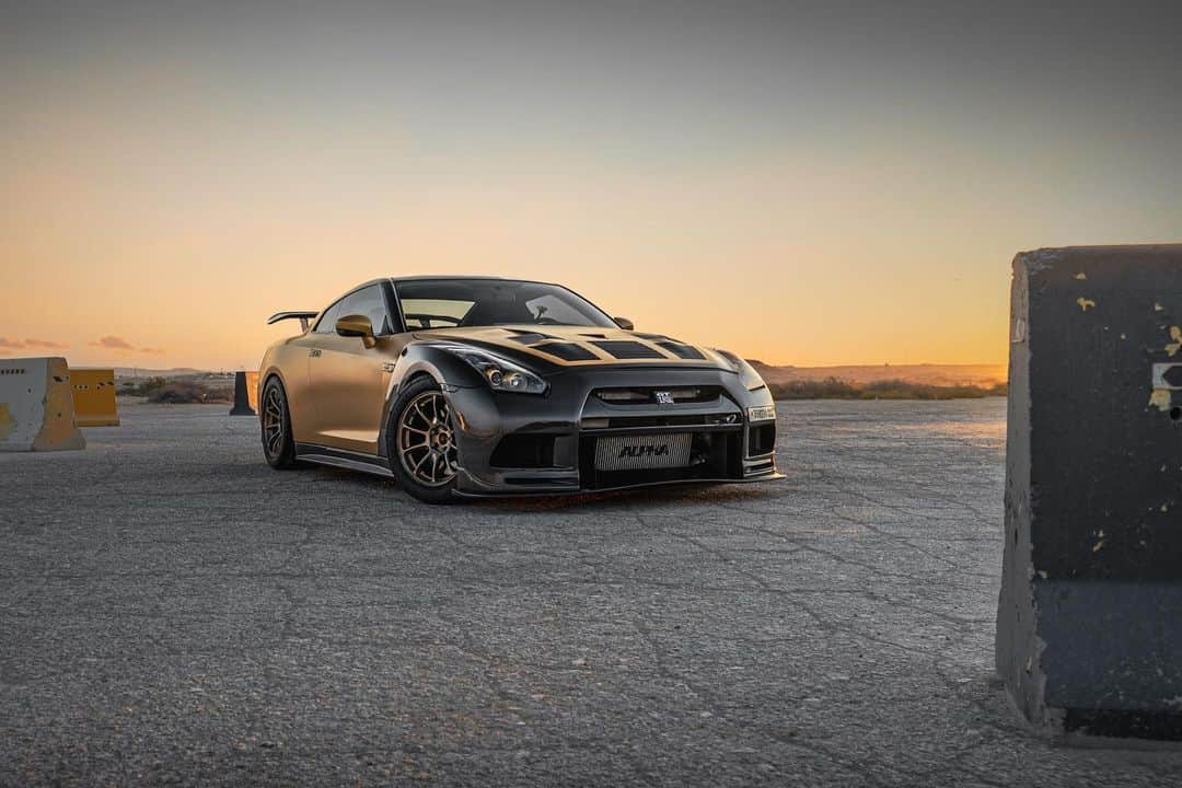 CarsWithoutLimitsさんのインスタグラム写真 - (CarsWithoutLimitsInstagram)「Godzilla riding off into the sunset 🌅 Photos @ali11aziz   #carswithoutlimits #nissan #gtr」1月31日 11時36分 - carswithoutlimits