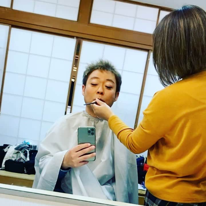 中華首藤のインスタグラム：「📺📺📺  ロケの裏側(^｡^) #熊本ローカル #テレビ熊本 #かたらんね #木曜日 #月一回のお楽しみ  #木曜劇場  #アディーレ法律事務所  #肥後にわか芸人  #朝8時半から  #撮影しています  #朝からメイク  #セリフはアドリブ  #楽しく撮影しています  #セットが豪華 #小道具にもこだわる  #イェイイェイ やっている人 #ディレクターとカメラマン さん  #熊本県 #大分県 #ローカルタレント  #中華首藤」